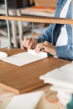 Midsection işçinin fabrika gazetelerde bağlama