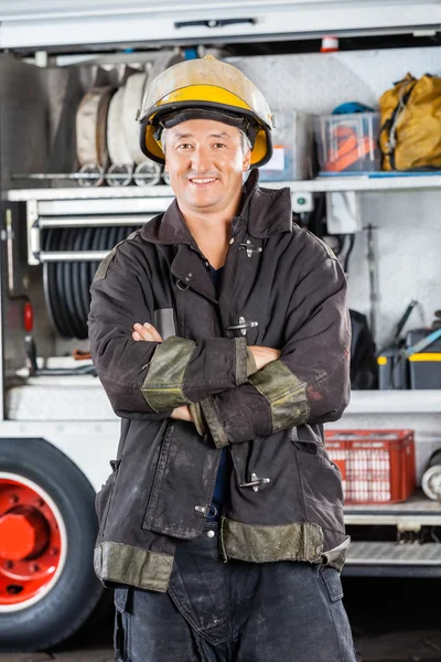 Mature Firefighter Standing Arms Crossed Against Firetruck — Stock Photo, Image