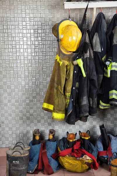 Пожарные костюмы на пожарной станции — стоковое фото