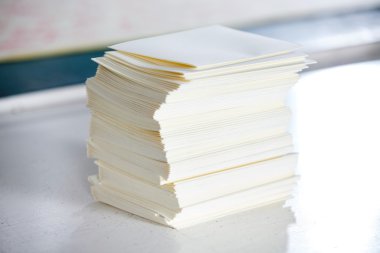 Fabrika tablo yığılmış kağıtları