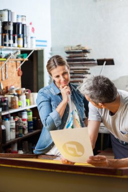 Alt kağıt fabrikasında tutan meslektaşım bakarak
