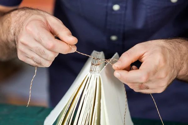 Mittlere Sektion der männlichen Arbeiter Bindeseiten — Stockfoto