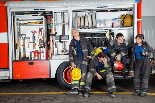 Команда виснажені пожежникам на вокзалі — стокове фото