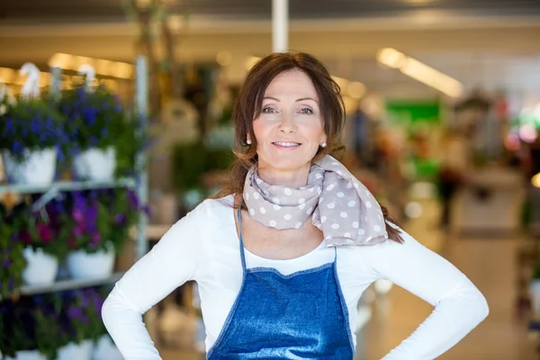 Fiducioso fiorista femminile nel negozio — Foto Stock