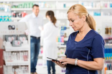 Kadın Yardımcısı dijital Tablet eczanede Holding