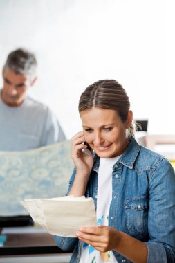 Fabrikada cep telefonu kullanırken kağıtları Holding işçi