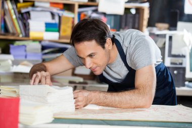 Alt belgeleri, masada fabrikasında analiz