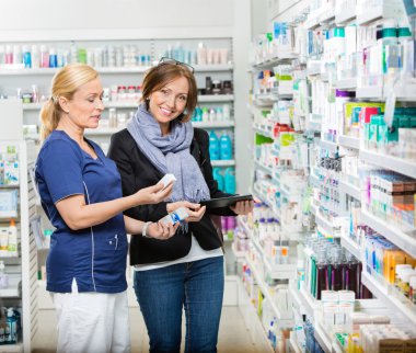 İlaç eczanede gösterilen kimyager hazır müşteri