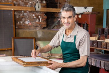 Emin çalışan kağıt cımbız ile Temizleme