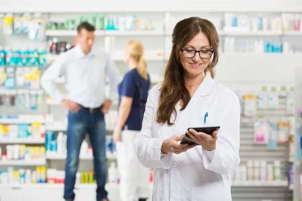 Női gyógyszerész gazdaság digitális tabletta gyógyszertár — Stock Fotó
