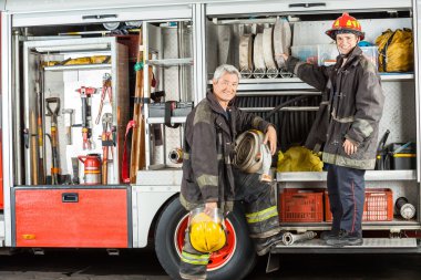 Kendine güvenen itfaiye itfaiye kamyonette tutuyoruz