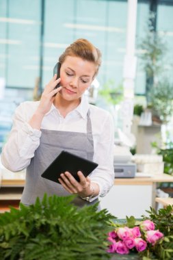 Cep telefonu ve dijital Tablet çiçekçide kullanarak çiçekçi