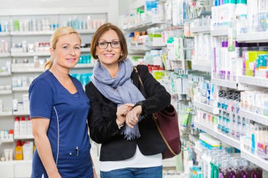 Eczacı Smartwatc üzerinde için tıp bilgilerini gösteren müşteri