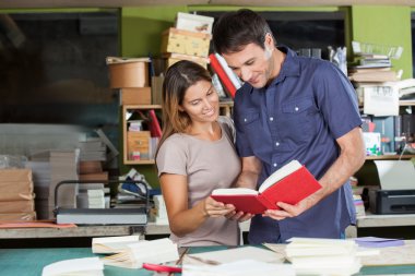 Kağıt fabrikasında işçiler bakarak yaptırın