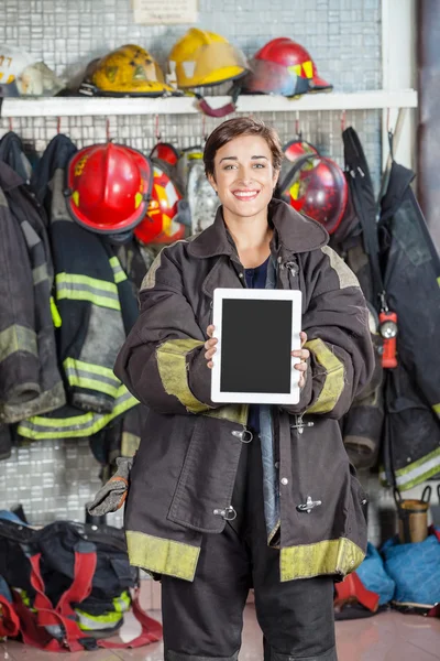 Säker Firewoman visar digitala tablett med Blank skärm — Stockfoto