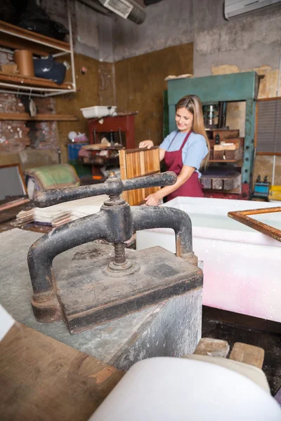 Pers papiermachine met werknemer werkt op achtergrond — Stockfoto