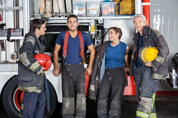 Команда впевнено пожежників на пожежній станції — стокове фото