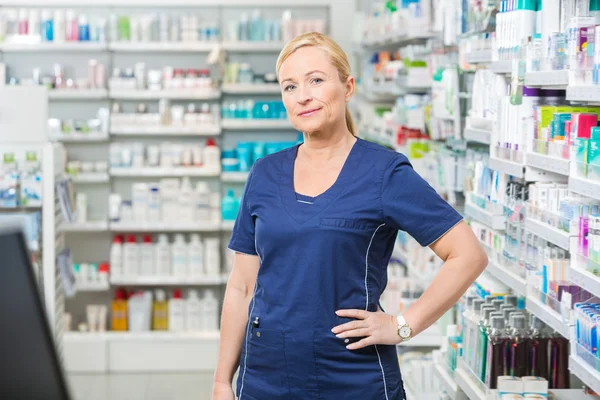 Química feminina confiante com a mão no quadril — Fotografia de Stock