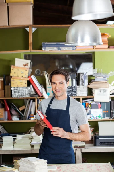 Arbeiter hält Notizbuch in Fabrik — Stockfoto