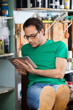 Alt kağıt fabrikasında dijital Tablet kullanma