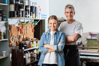 Kağıt fabrikasında geçti silah daimi işçi gülümseyen