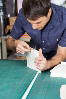 Orta yetişkin alt sayfaları masada bağlama