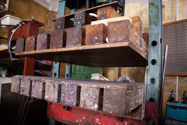 Papper pressmaskin i fabrik — Stockfoto