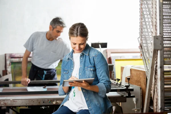 Kvinnlig arbetstagare med Digital Tablet på pappers-fabriken — Stockfoto