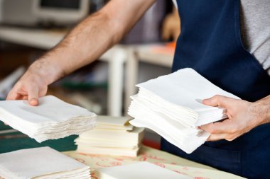 Midsection fabrika gazetelerde istifleme işçisi