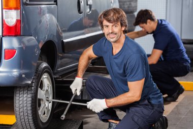 Oto tamircisi otomobil lastiği tamir tamirci