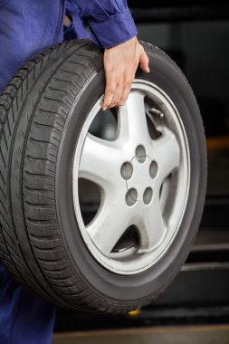 Araba tekerlek Garage taşıyan makinist