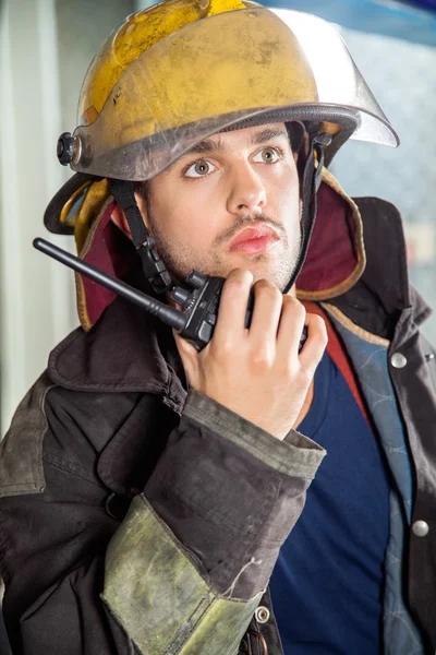 Vertrouwen brandweerman met behulp van Walkie Talkie — Stockfoto