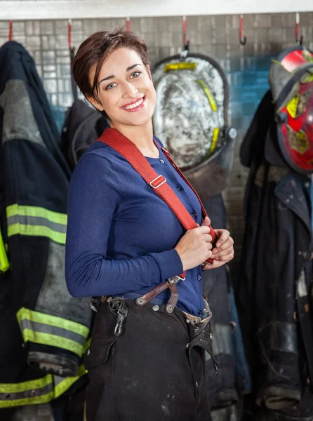 Gelukkig Firewoman permanent bij brandweerkazerne — Stockfoto