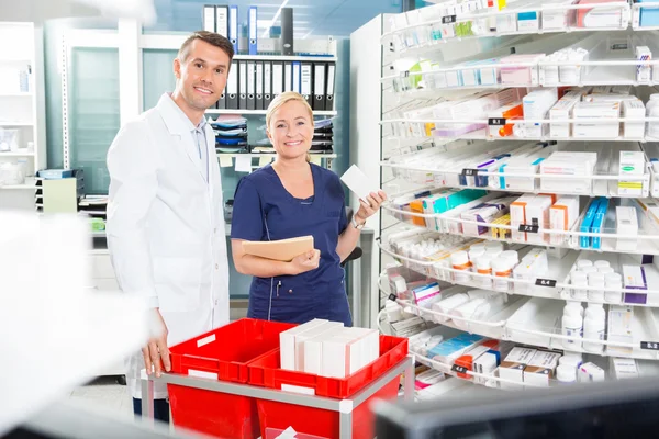 Retrato de asistente feliz y productos de organización farmacéutica — Foto de Stock