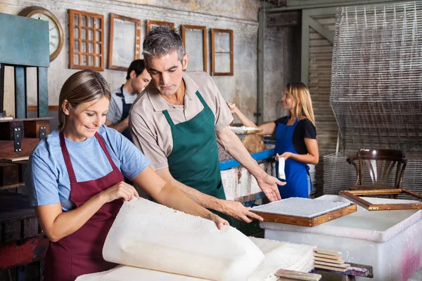 Trabalhadores analisando documentos na fábrica — Fotografia de Stock