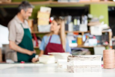 Masada işçiler arka planda yığılmış kağıtları