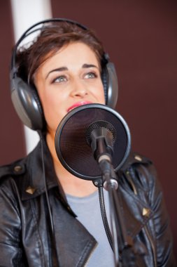 Studio ararken kadın şarkı