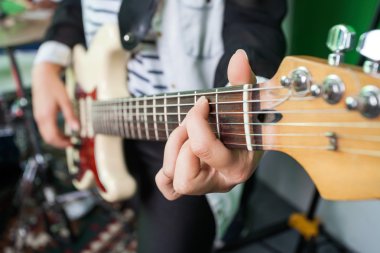 Gitar çalmak kadın midsection Closeup