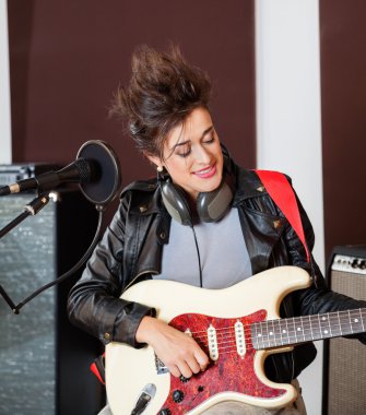 kadın kayıt stüdyosunda gitar çalmak