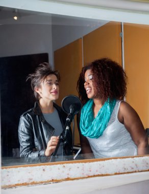 Kadın şarkıcılar Studio kayıt şarkı