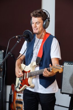 Stüdyo kayıt elektro gitar çalmak şarkıcı