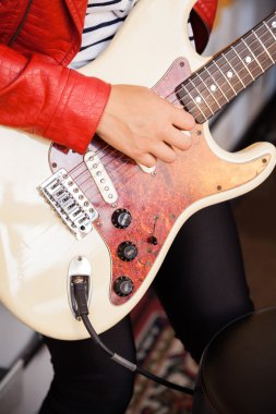Midsection Studio kayıt gerçekleştirme gitarist