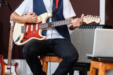 Elektro gitar çalmak sanatçı midsection
