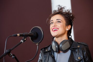 Mutlu kadın şarkı stüdyo kayıt