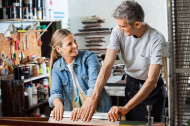 Birbirine ragle kullanırken bakarak işçi