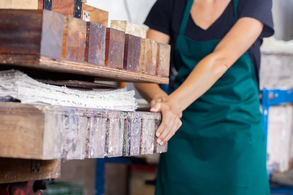 Sezione centrale del lavoratore che utilizza la macchina da stampa di carta — Foto Stock