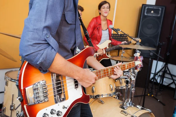 Mann spielt Gitarre mit Sängerin im Tonstudio — Stockfoto