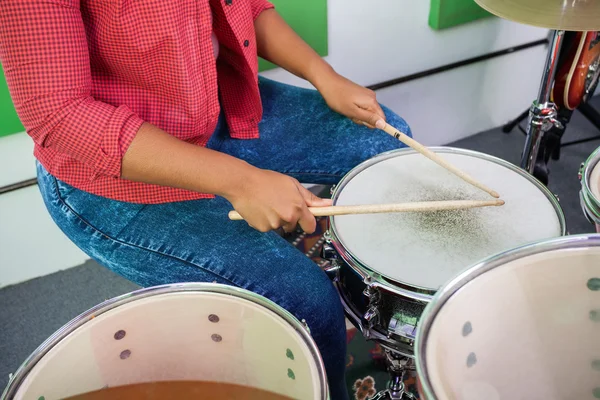 Midsection de baterista feminino realizando — Fotografia de Stock