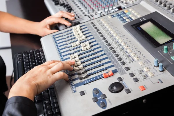 Професіонали руки працюють над звуковим мікшером у студії звукозапису — стокове фото