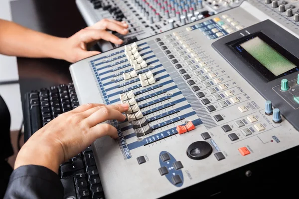 Profesionales Manos Trabajando En Mezclador De Audio En Estudio De Grabación — Foto de Stock